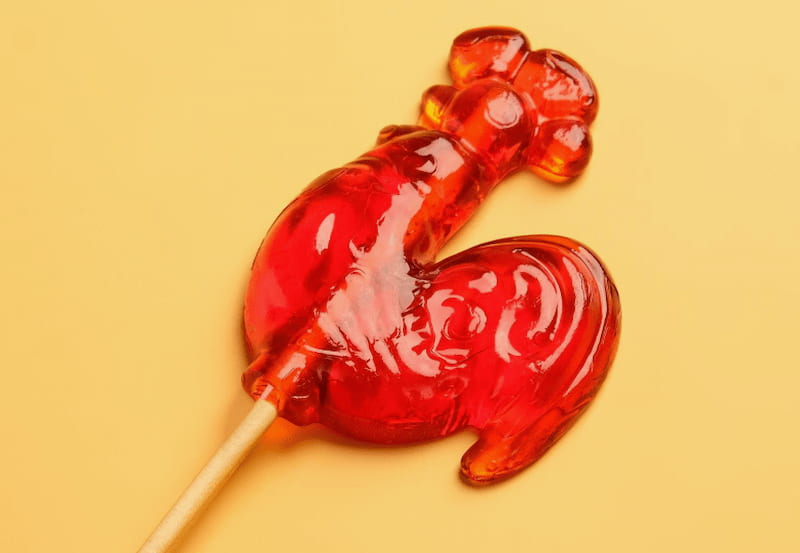 آبنبات چوبی خروسی با طعم شیرین و ماندگار